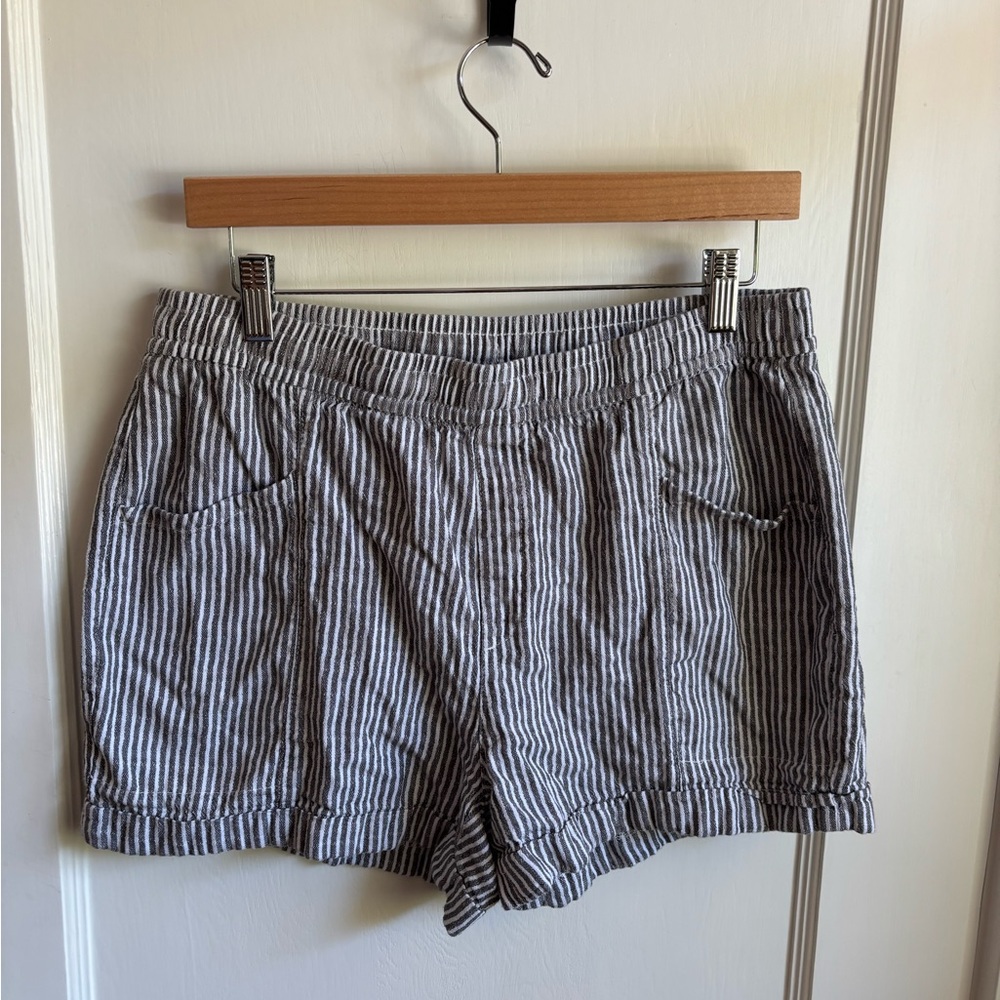 Old Navy Grey and White Striped Women's Shorts